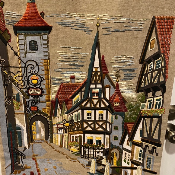 Vtg Handmade Handarbeiten Crewel Embroidered Plonlein Rothenburg Wall Hanging - Picture 2 of 9